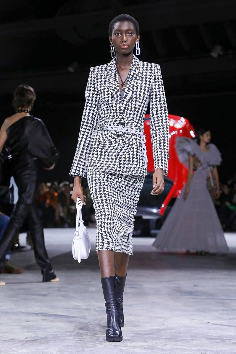 Off-White™ FW20 Womenswear, Air Jordan 4 Collaboration sneaker fall winter 2020 runway paris fashion week virgil abloh
