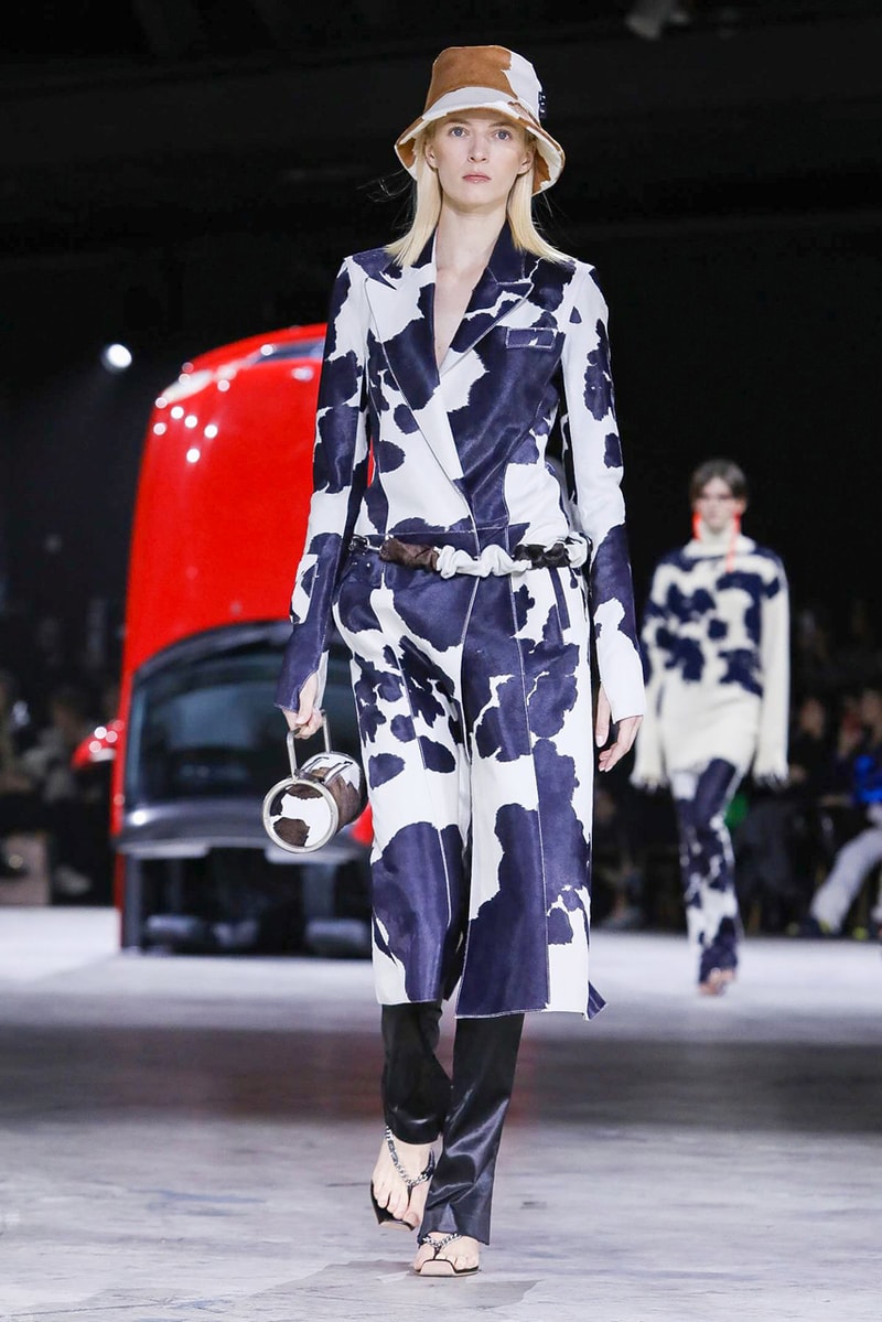 Off-White™ FW20 Womenswear, Air Jordan 4 Collaboration sneaker fall winter 2020 runway paris fashion week virgil abloh
