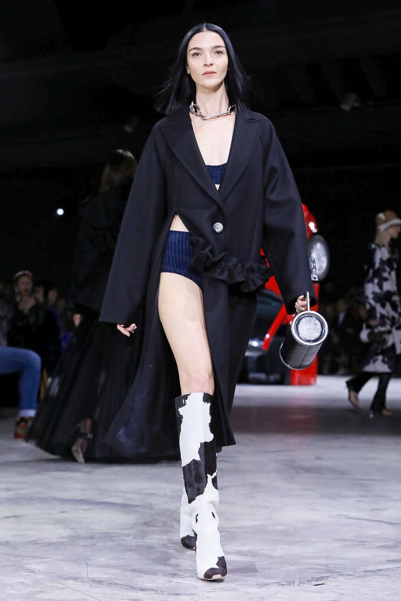 Off-White™ FW20 Womenswear, Air Jordan 4 Collaboration sneaker fall winter 2020 runway paris fashion week virgil abloh