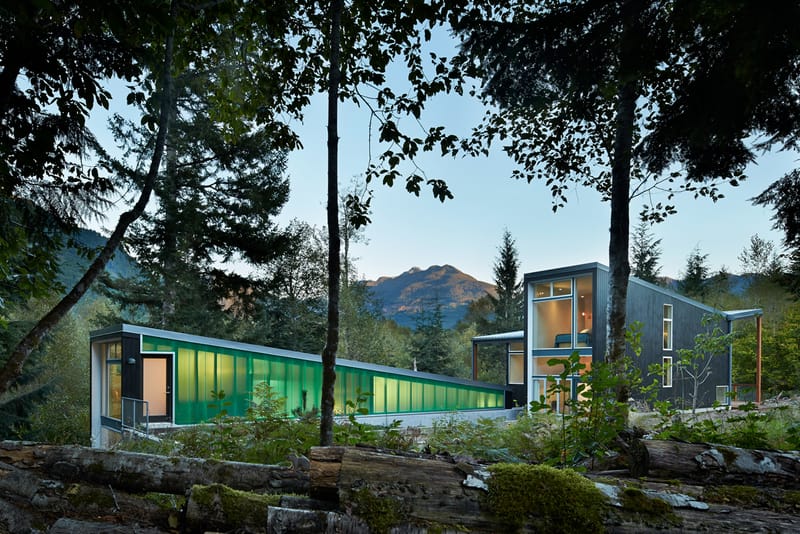 David Coleman Draws from Surrounding Cascade Mountains for Modern "Bear Run Cabin"