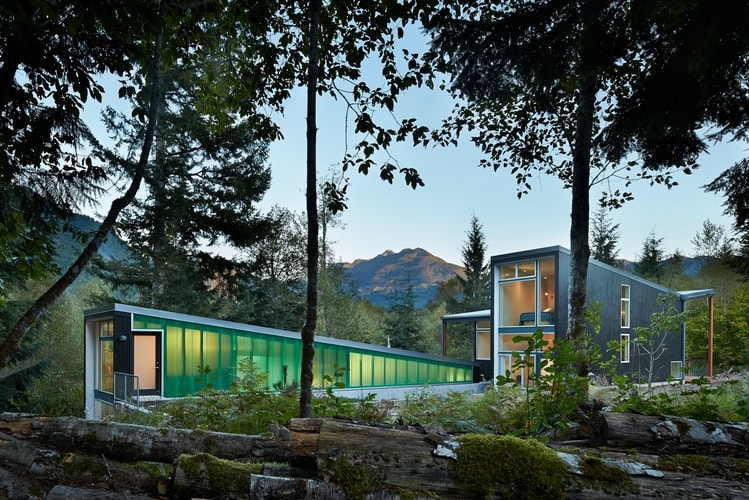 David Coleman Draws from Surrounding Cascade Mountains for Modern "Bear Run Cabin"