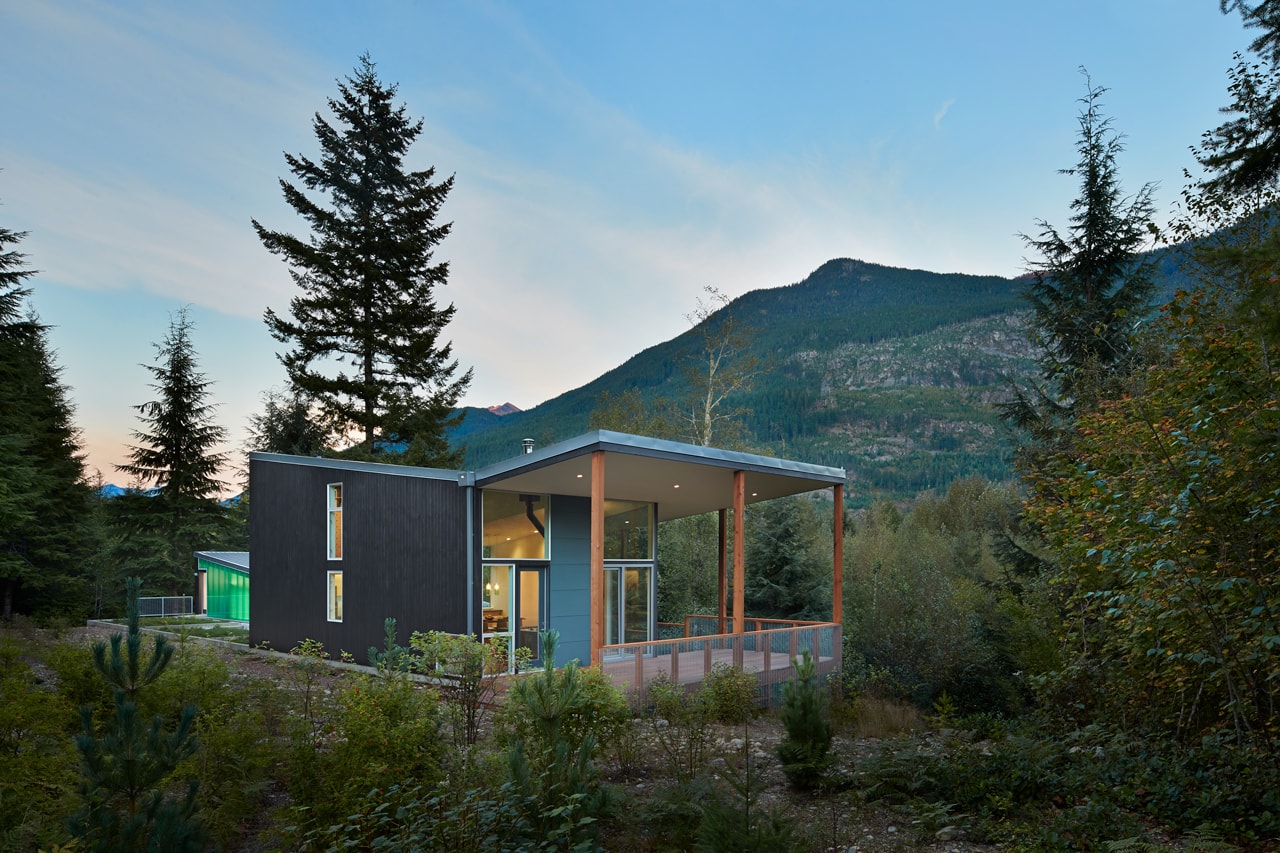 Bear Run Cabin David Coleman Architecture Marblemount Washington Cascade Mountains Green Polycarbonate Walls