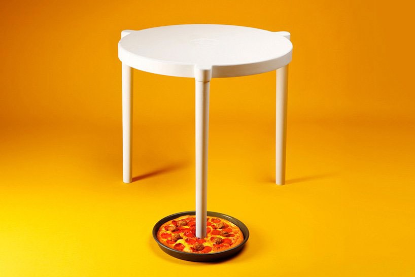 幽默至極！IKEA 竟將 Pizza 盒內的「小圓桌」放大至真人尺寸！