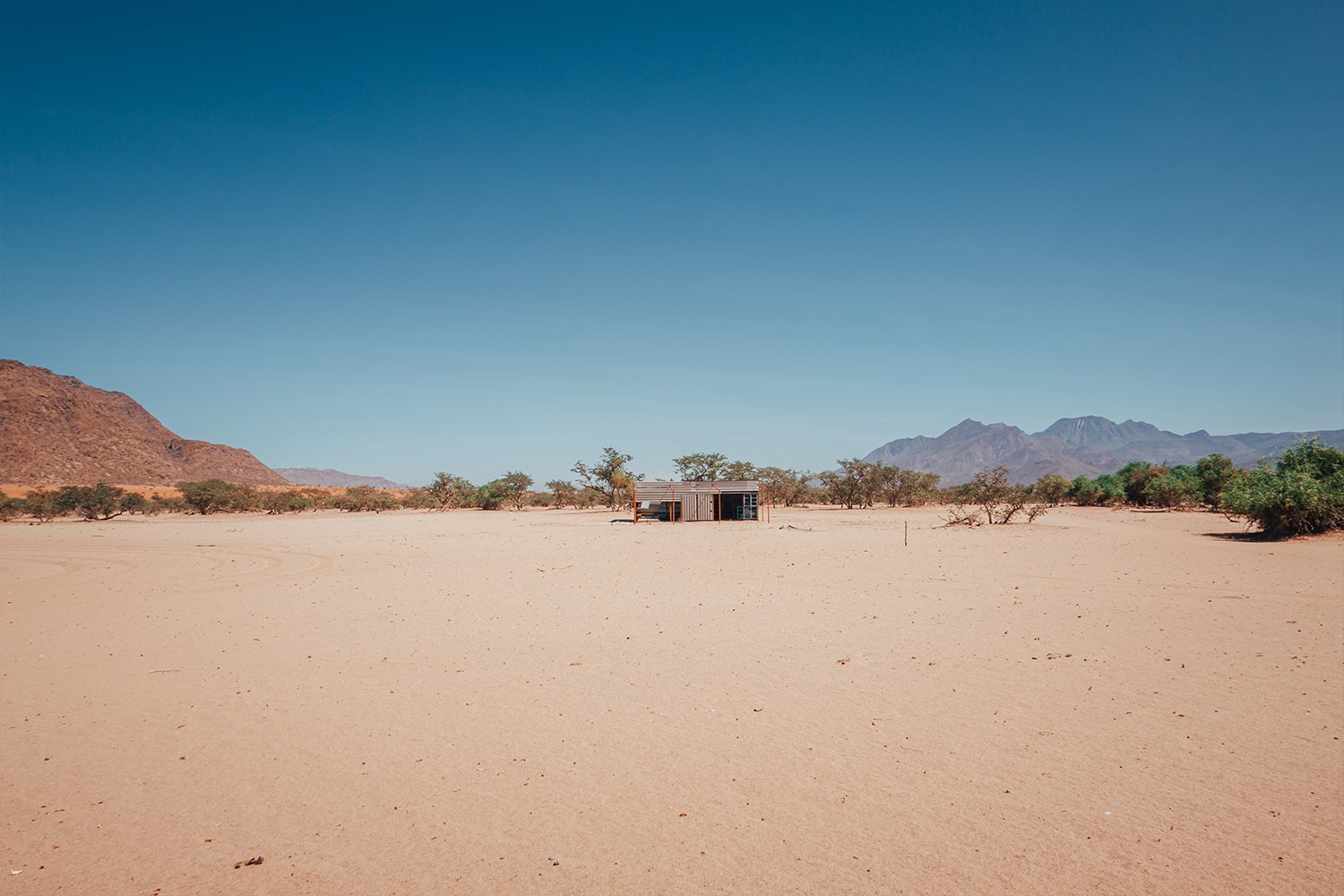 New Land Rover Defender in Namibia James Bond 2020 007 Africa South Africa Desert off-roading awd adventure 