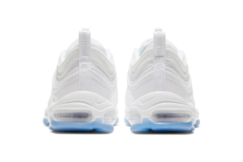 white nike shoes with blue bottom