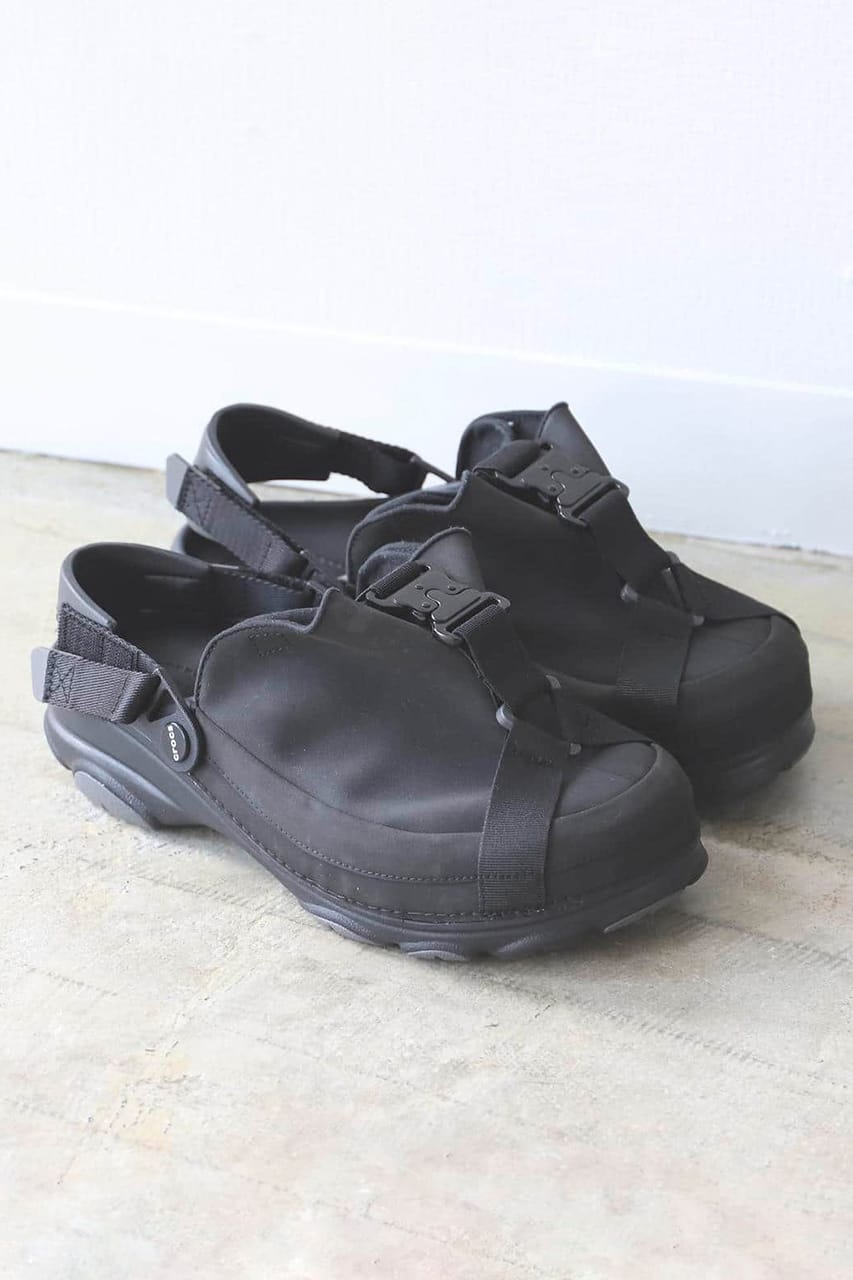 crocs travel shoes