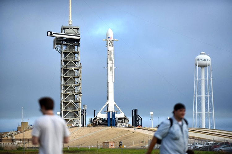 Elon Musk to Publicly Test SpaceX Internet Service in Six Months