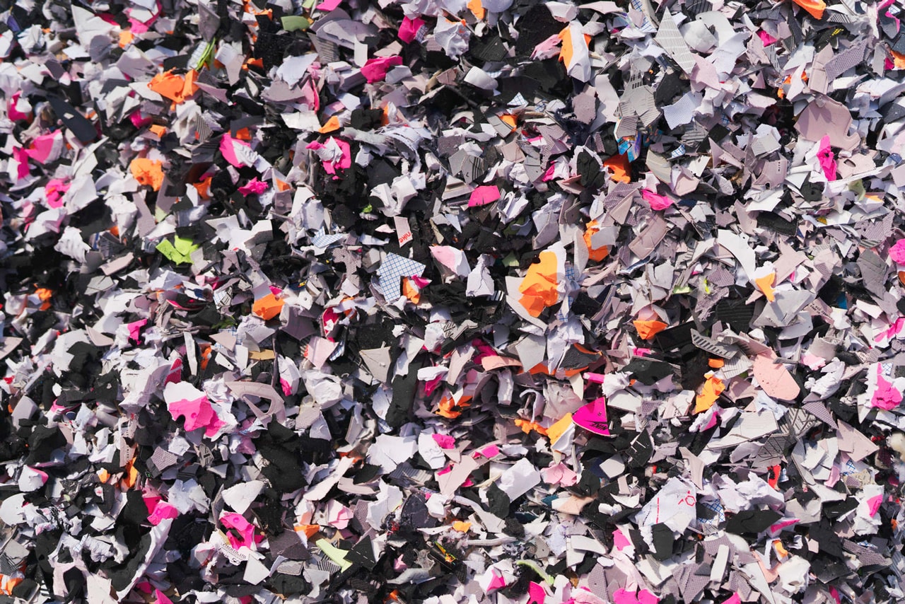 Phần lốm đốm trên Nike Space Hippie 01 wheat white