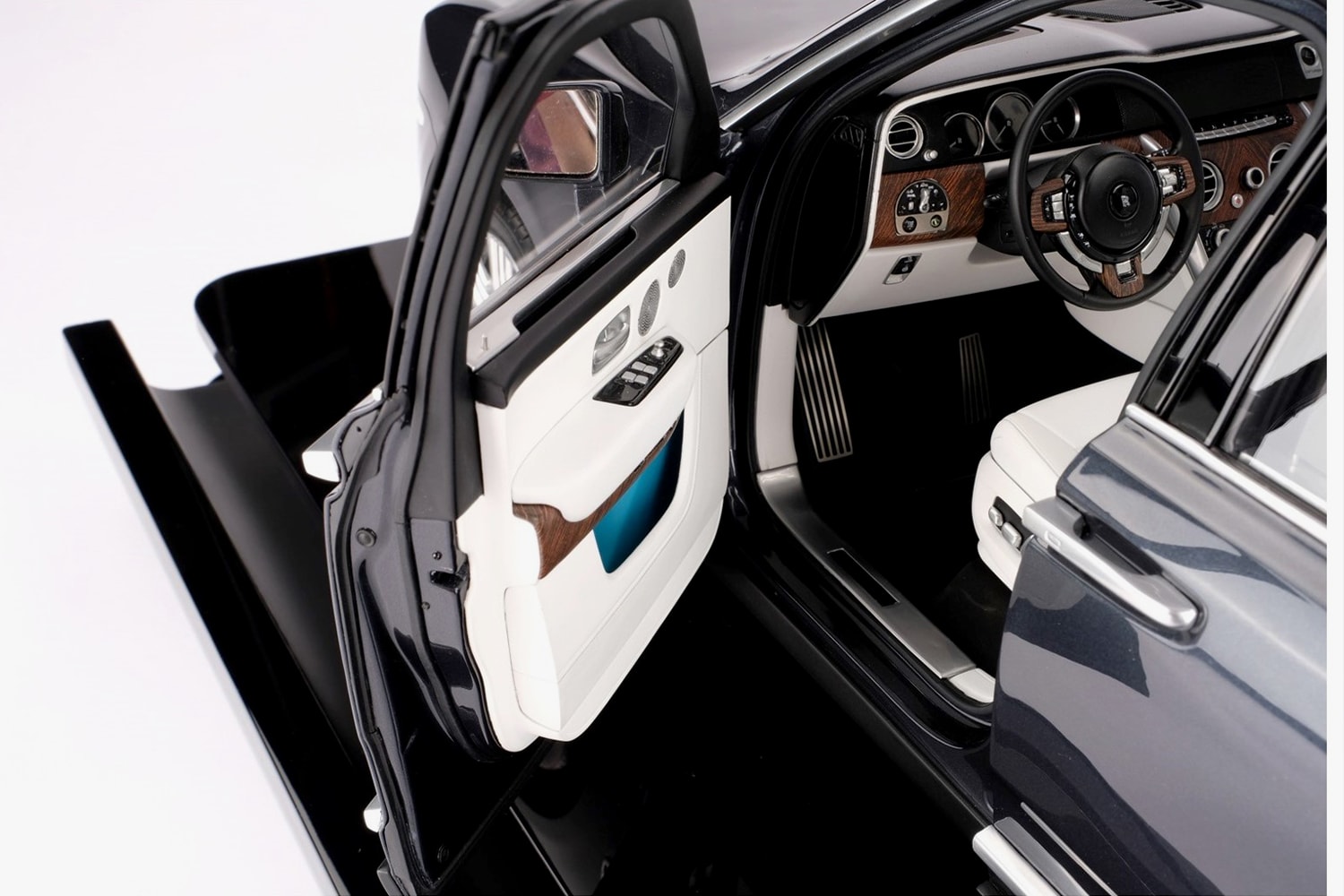 Rolls-Royce Releases $27,000 USD 1:8-Scale Cullinan model Luxury SUV Design Collectibles British automotive Supercar 