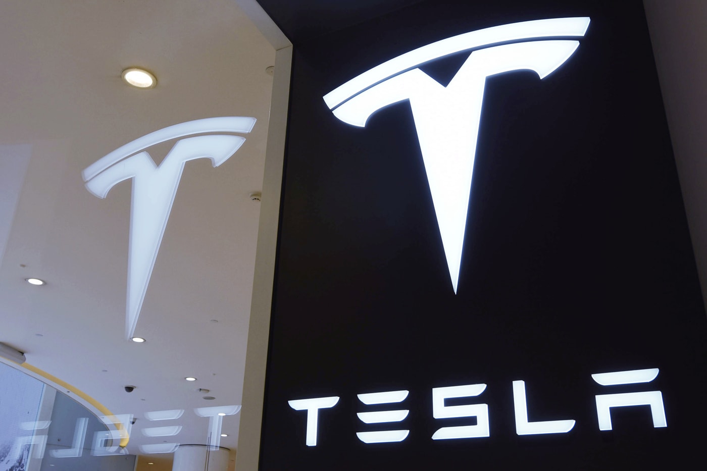 Tesla Applies for UK Electricity Provider License elon musk sustainability business renewable energy autobidder platform 