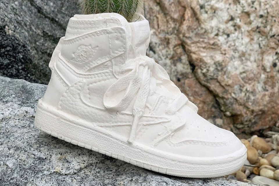 Bodega Rose Raffles Aj1 Vase For Racial Injustice Initiatives Hypebeast Bodega Rose Raffles Aj1 Vase For Racial Injustice Initiatives Hypebeast