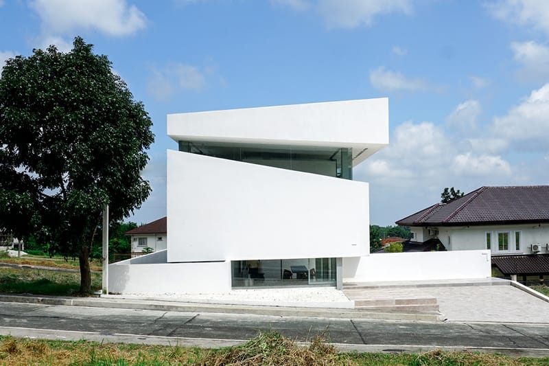 Two Large Horizontal Cuts Define Jim Caumeron Design's Tagaytay Retreat Home