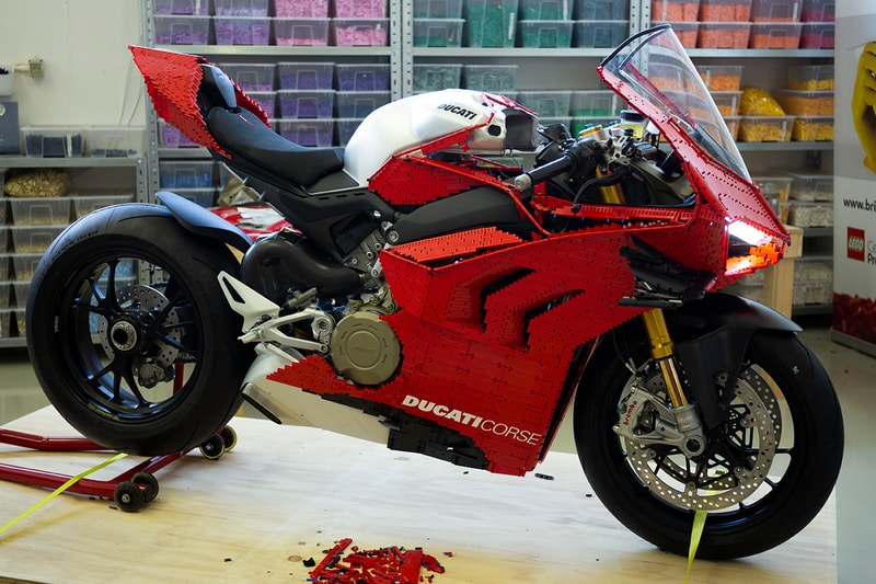 LEGO Technic Build 1:1 Ducati Panigale V4 Superbike 15,000 Bricks Design Italian Motorbikes Life Size 400 Hours MotoGP Desmosedici Stradale R  Riccardo Zangelmi