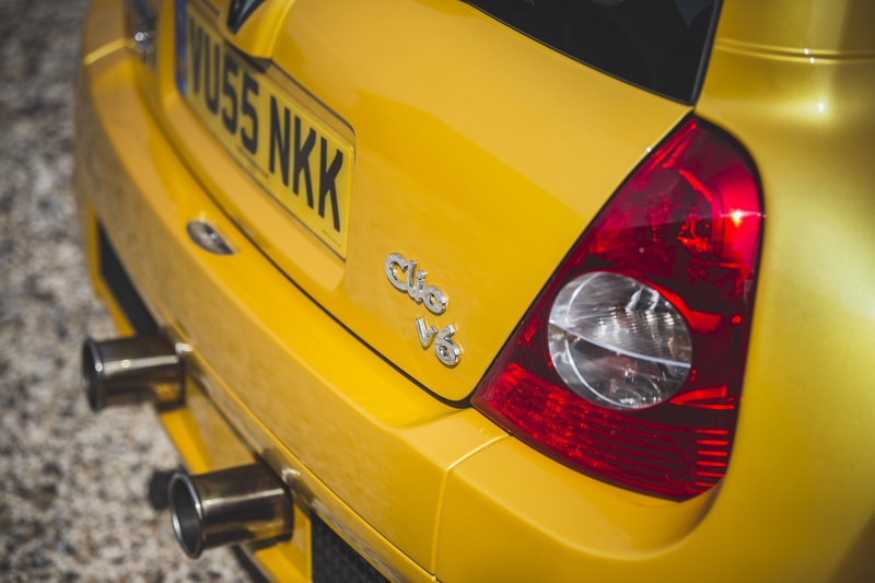 Renault Sport Clio V6 Rare Liquid Yellow Auction Mid Engine Rear Wheel Drive Super Car Sports Hot Hatchback