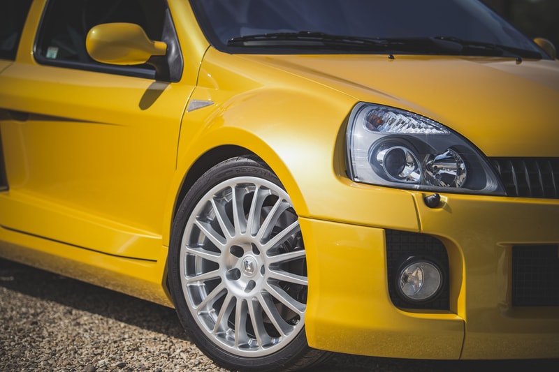 Renault Sport Clio V6 Rare Liquid Yellow Auction Mid Engine Rear Wheel Drive Super Car Sports Hot Hatchback