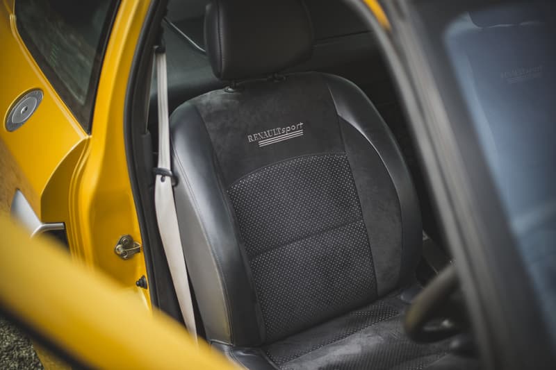 Renault Sport Clio V6 Rare Liquid Yellow Auction Mid Engine Rear Wheel Drive Super Car Sports Hot Hatchback