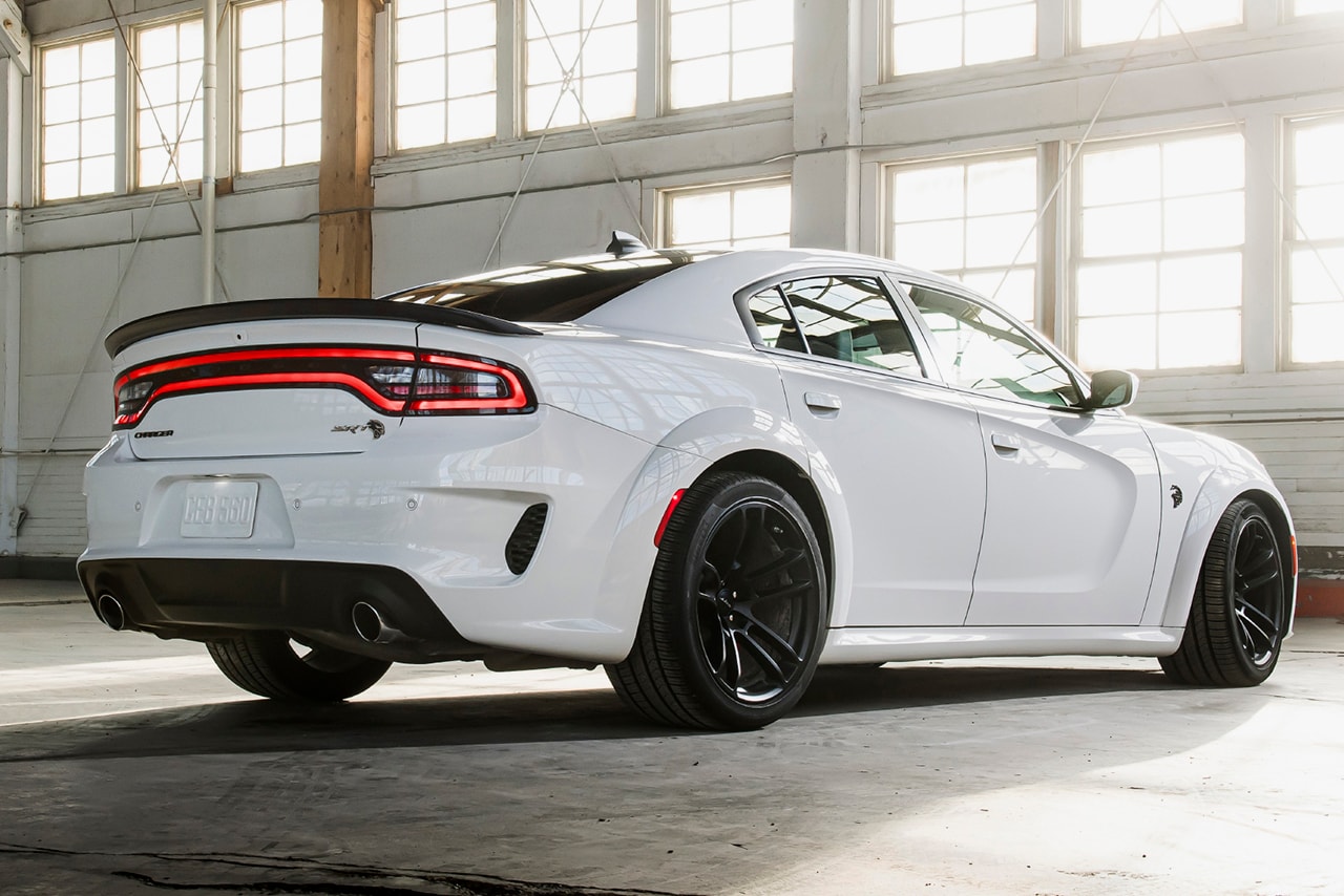 Dodge Charger SRT Hellcat Redeye American Muscle Car Supercar Family Four Door 797 HP 203 MPH Widebody Kit supercharged 6.2-liter HEMI high-output V-8