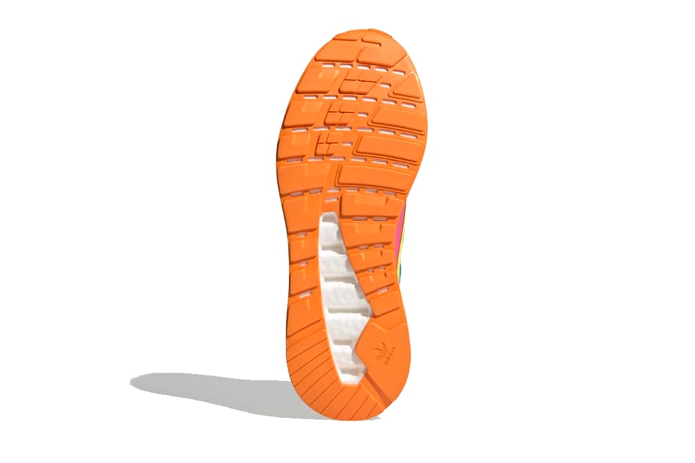 Phần đế ngoài của Colorful ZX 2K BOOST I Want I Can