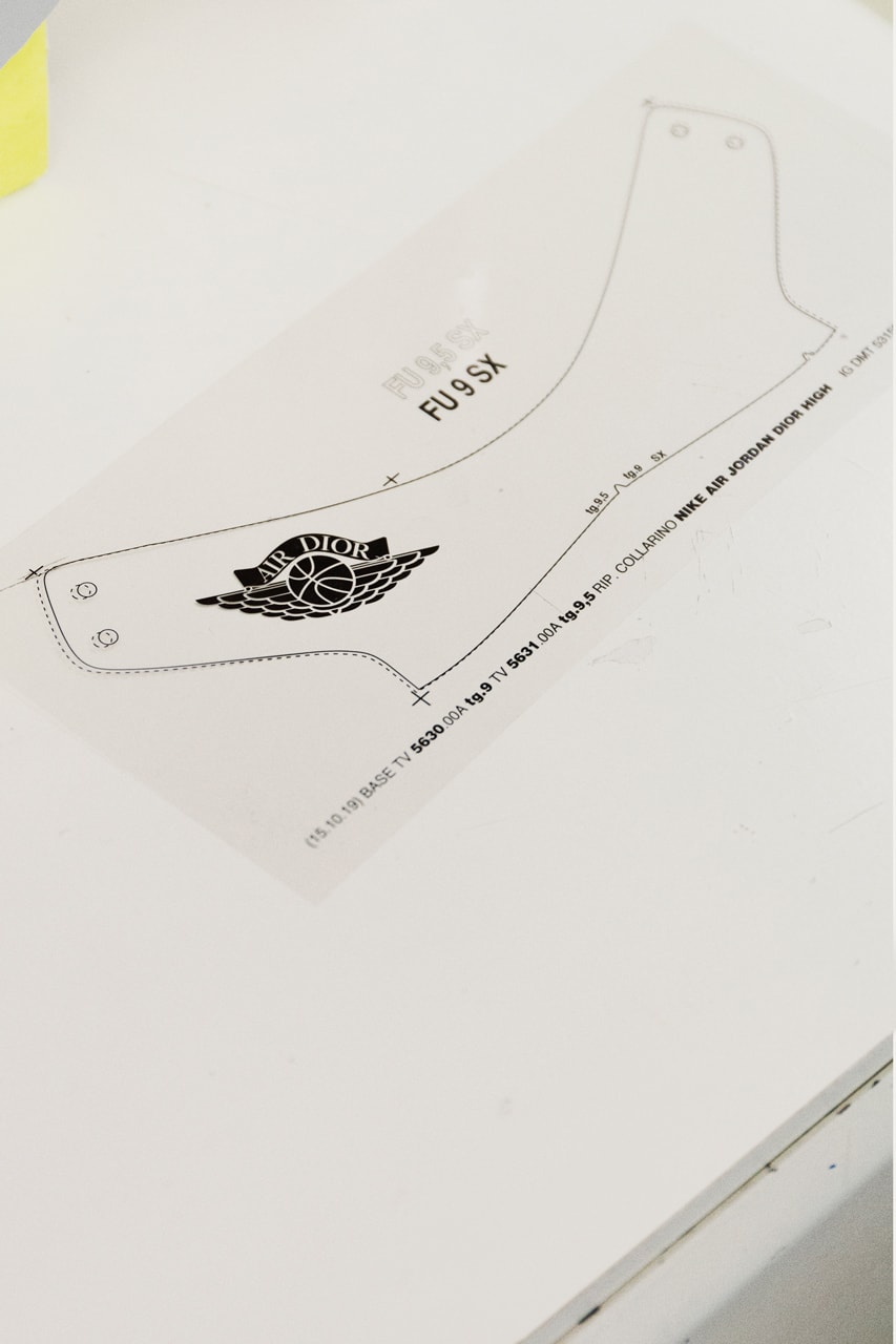 킴 존스가 직접 소개하는 디올 x 조던 브랜드의 ‘에어 디올’ 컬렉션 제작 과정, 나이키, 에어 조던 1, 숀 스투시