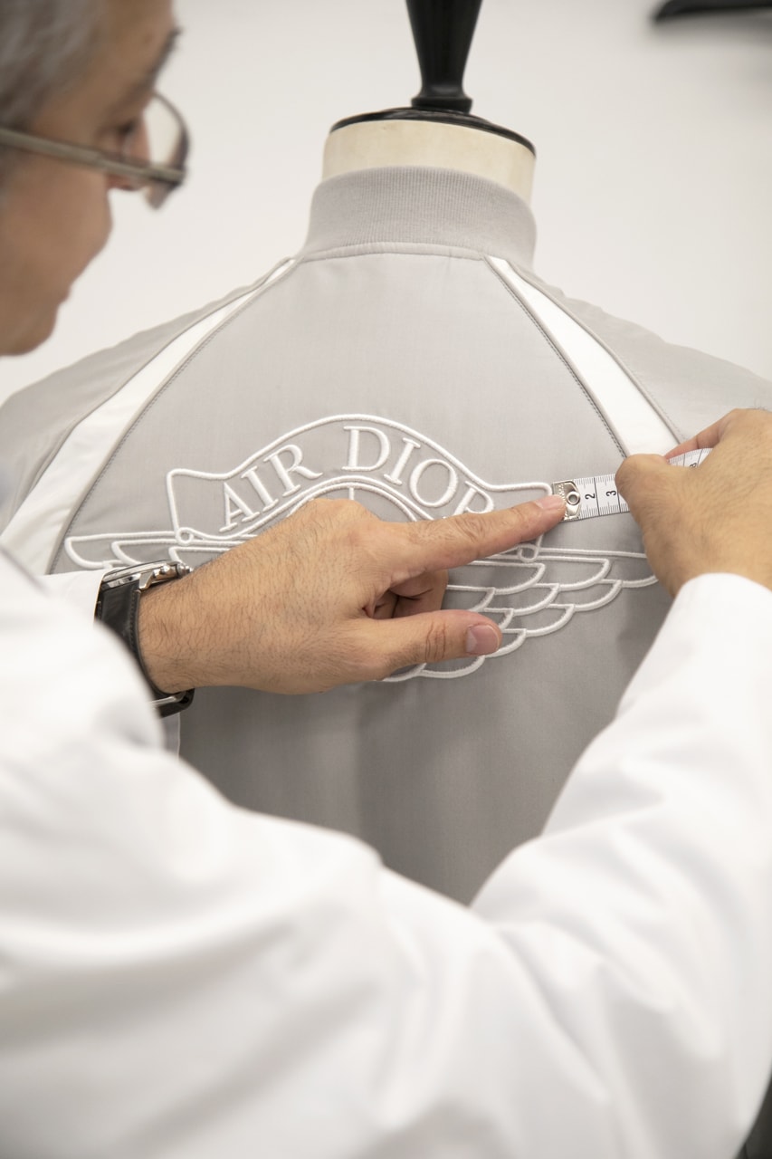 獨家觀賞 Dior x Jordan Brand「AIR DIOR」聯名鞋款、時裝系列製作過程