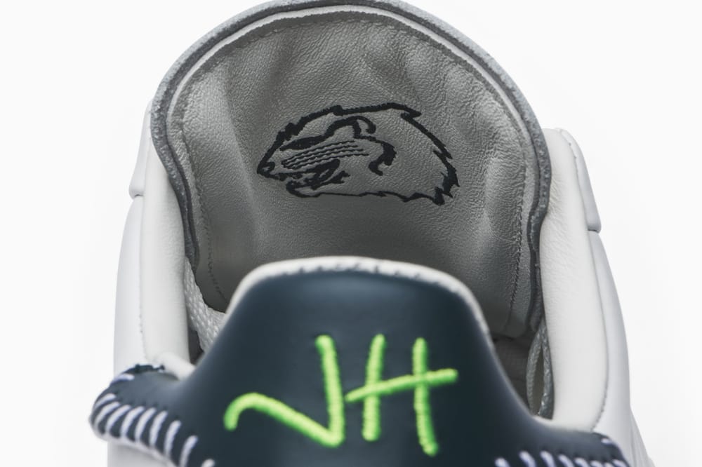 Hình đầu sư tử cũng được in nổi ở phần lưỡi gà trong