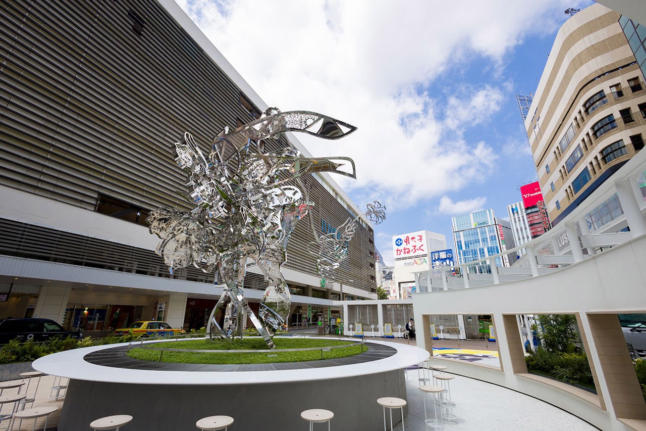Tomokazu Matsuyama Public Installation in Tokyo JR Shinjuku Station 'Hanao-San' sculpture mirrored art park flowers japan community 