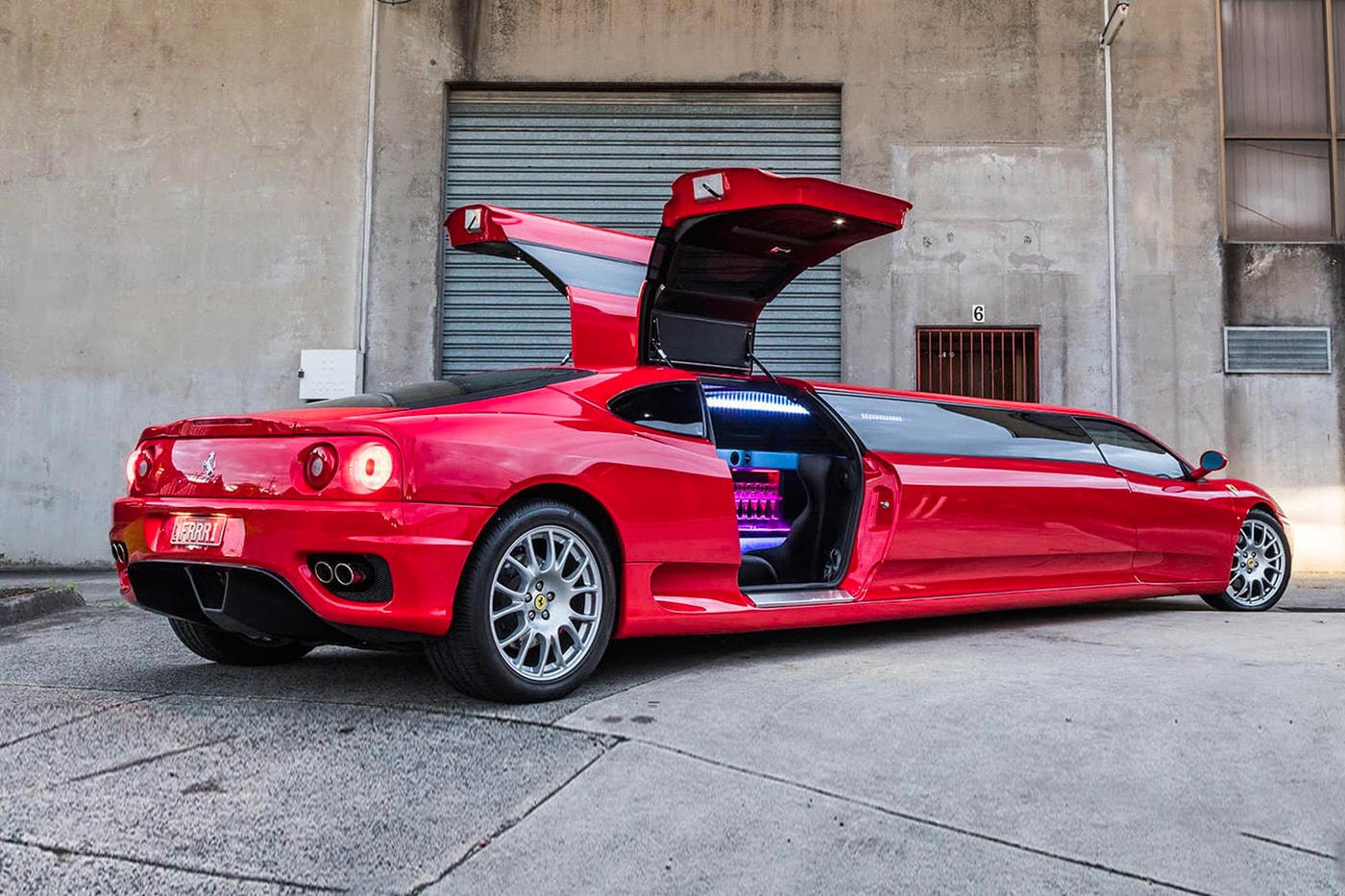 https://image-cdn.hypb.st/https%3A%2F%2Fhypebeast.com%2Fimage%2F2020%2F08%2Fa-2003-ferrari-360-modena-stretch-limo-is-now-up-for-sale-002.jpg?cbr=1&q=90
