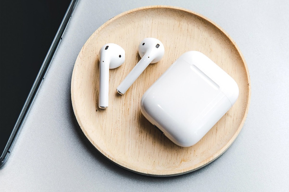 apple airpods earbuds earphones contextual audio system surrounding sound danger patent volume playback adjustment