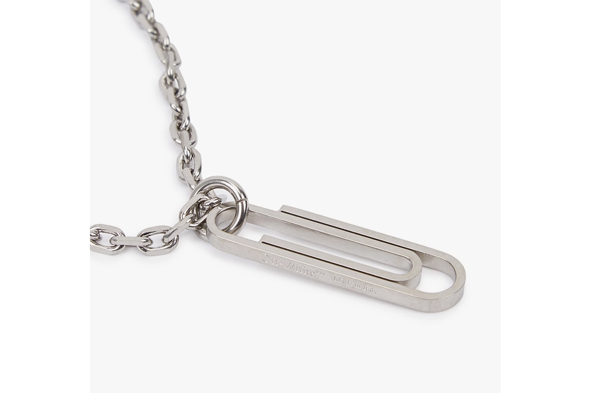 Chi tiết mặt dây chuyền chiếc kẹp giấy của Off White