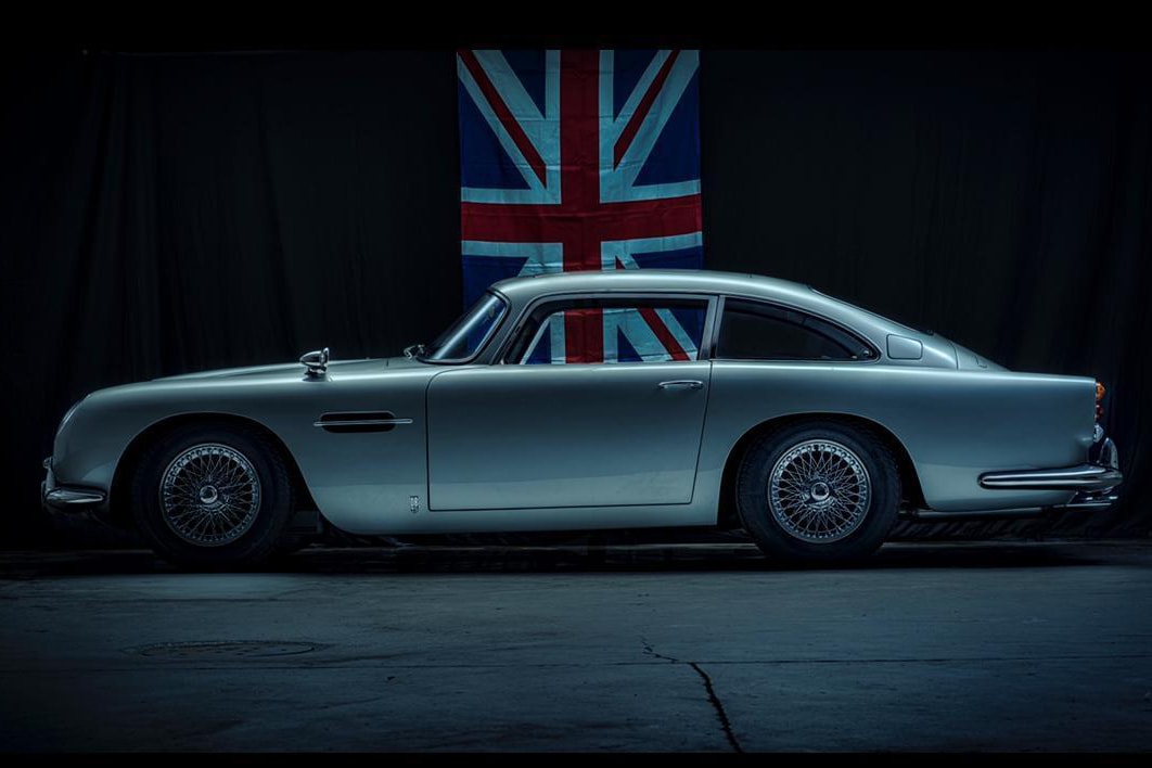 1:1-Scale 1964 Aston Martin DB5 Bond Car Display Model Bring a Trailer Auctions Handmade Fiberglass Bodywork James Bond 007 Gadgets Removable Roof Smoke Oil 