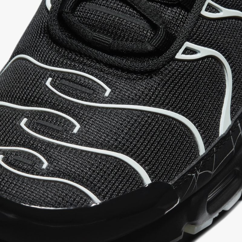 nike sportswear air max plus halloween spiderweb glow in the dark black limelight DD4004 001 official release date info photos price store list buying guide