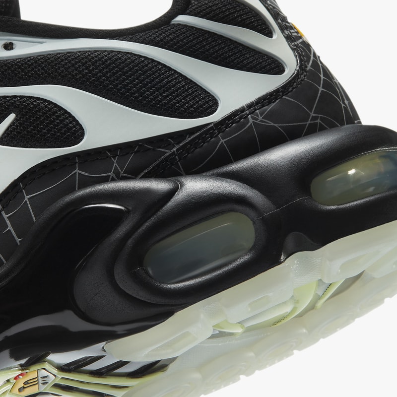 nike sportswear air max plus halloween spiderweb glow in the dark black limelight DD4004 001 official release date info photos price store list buying guide
