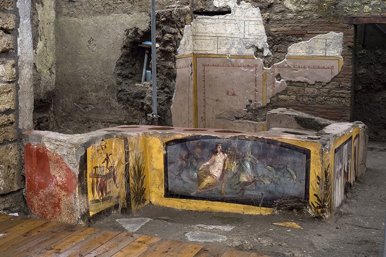 Archaeologists Excavate Ancient Fast Food Bar in Pompeii