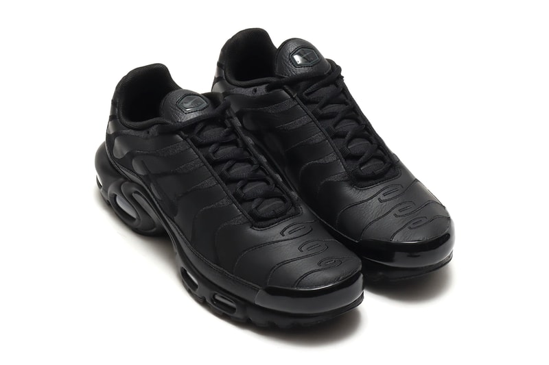 NIKE AIR MAX PLUS black aj2029 001 menswear streetwear shoes footwear kicks trainers runners fw20 fall winter 2020 collection