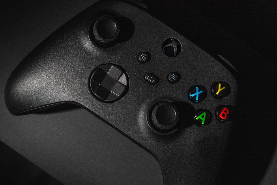 Zwembad Jaar Zich afvragen Microsoft Explains Why Xbox Still Uses AA Batteries | Hypebeast