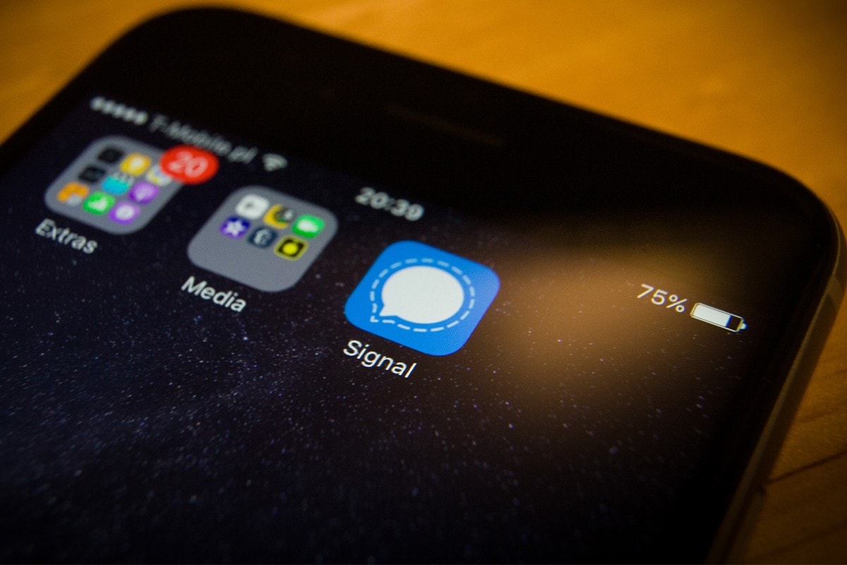 signal download increase 4200 percent whatsapp facebook data sharing