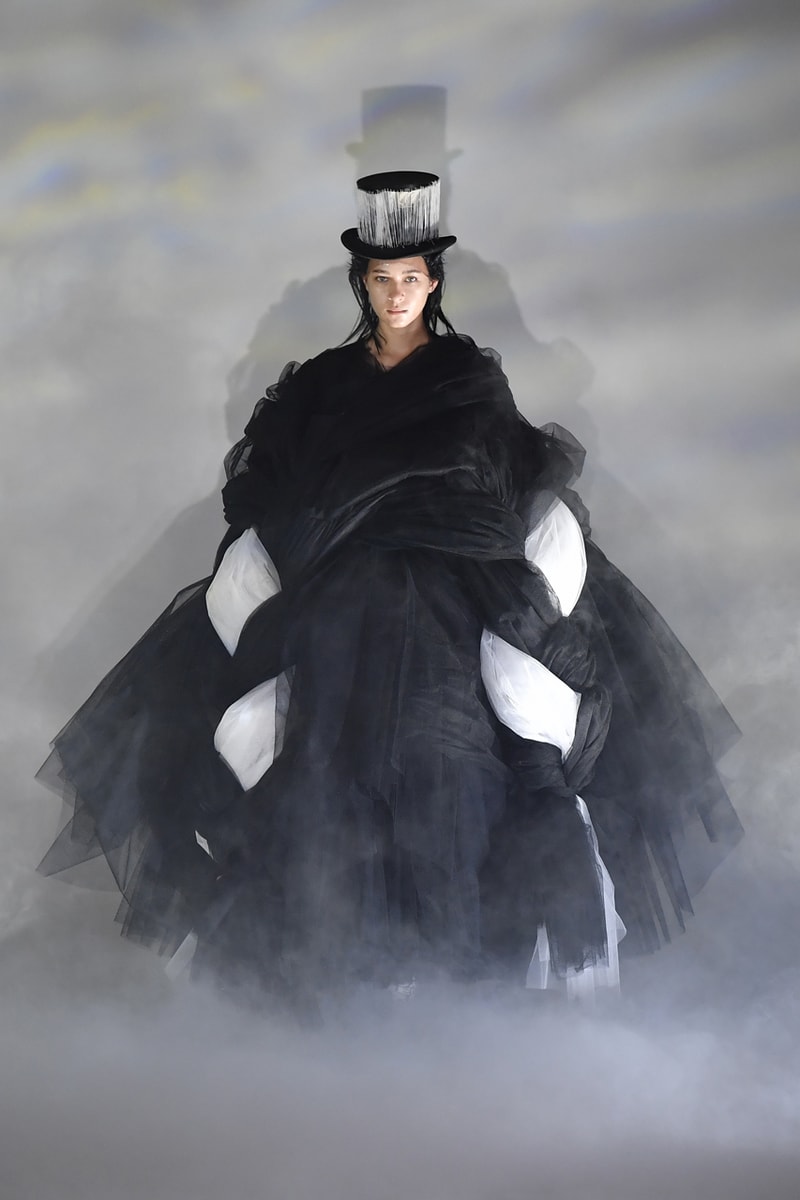COMME des GARÇONS Fall/Winter 2021 Collection Runway show presentation fw21 womenswear cross alpine x-a CDG HO21 Premier salomon collaboration high heels swoosh japanese sneakers shoes footwear