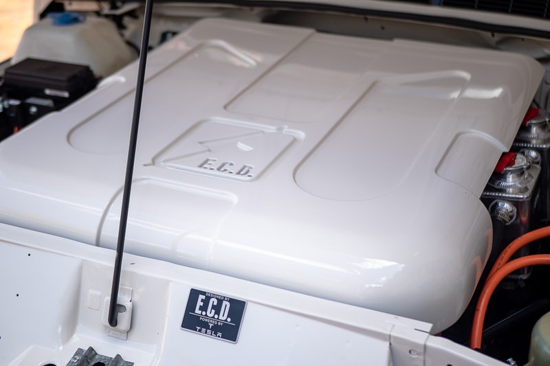 Tesla Inside: The Ultimate Vintage Land Rover Retrofit - IEEE Spectrum
