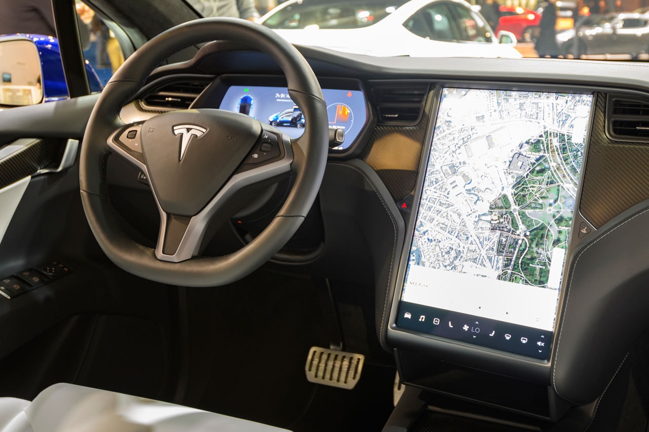 New Report Claims Teslas Can Be 'Easily Tricked' Into Driving on Autopilot Without a Driver autonomous driving car crash consumer reports 