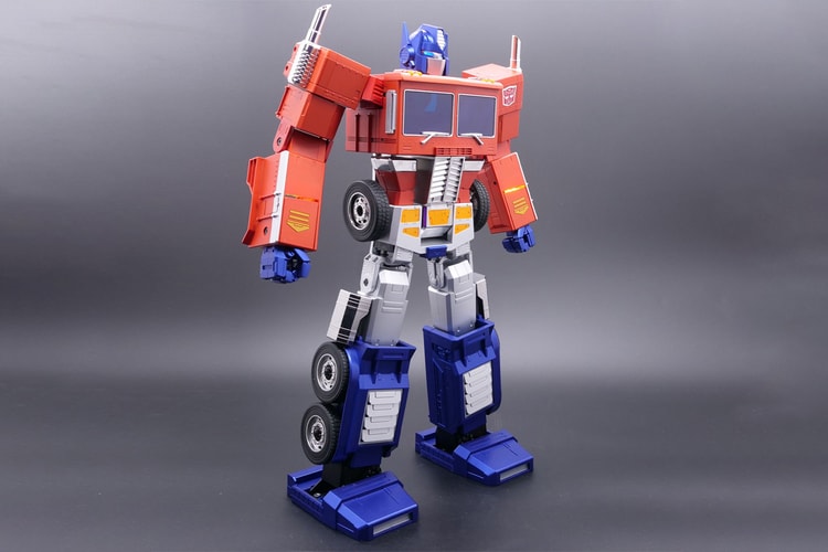 Hasbro's New $700 USD Optimus Prime Can Fully Transform on Its Own