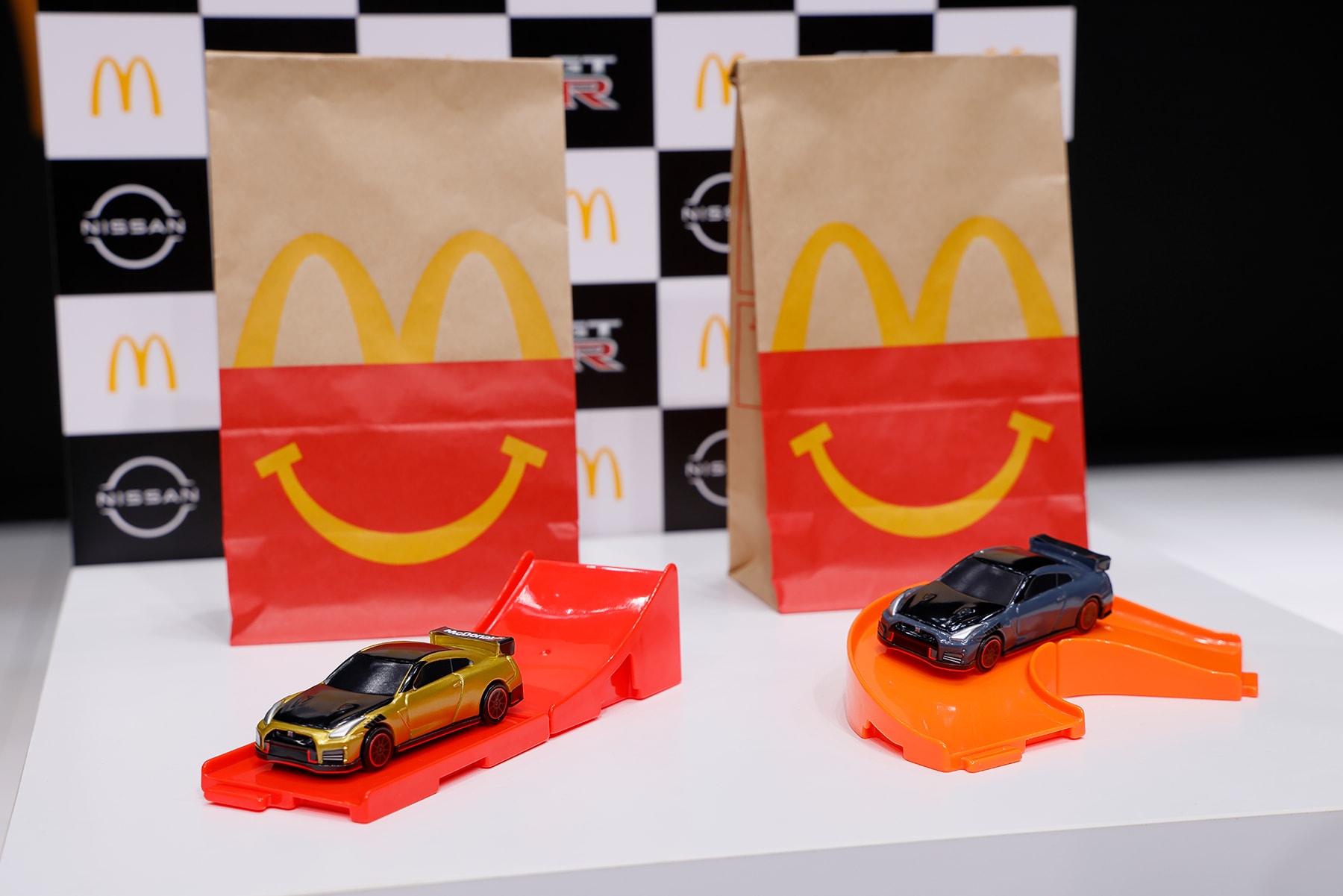 Nissan GT-R NISMO Tomica McDonalds Happy meal Set toy golden arches super cars happy meal Japan toys die-cast cars hot wheels nismo