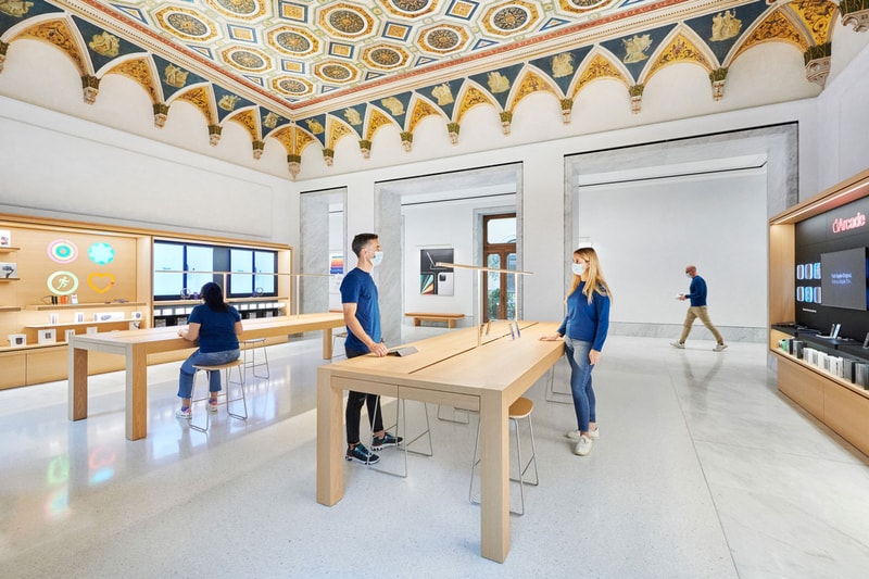 Apple’s Newest Retail Store Is Housed in a 17th Century Roman Palazzo via del corso palazzo marignoli genius bar 