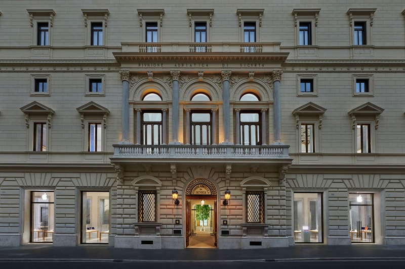 Apple’s Newest Retail Store Is Housed in a 17th Century Roman Palazzo via del corso palazzo marignoli genius bar 