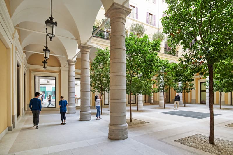 Apple’s Newest Retail Store Is Housed in a 17th Century Roman Palazzo via del corso palazzo marignoli genius bar 