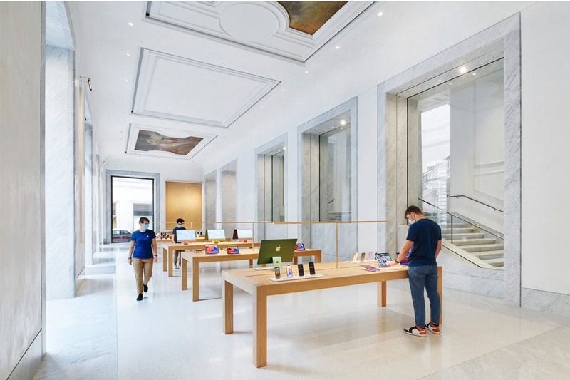 Apple’s Newest Retail Store Is Housed in a 17th Century Roman Palazzo via del corso palazzo marignoli genius bar 
