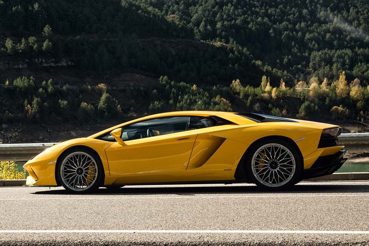 'Woodworking Art' Crafts An Extremely Detailed Wooden Lamborghini Aventador S