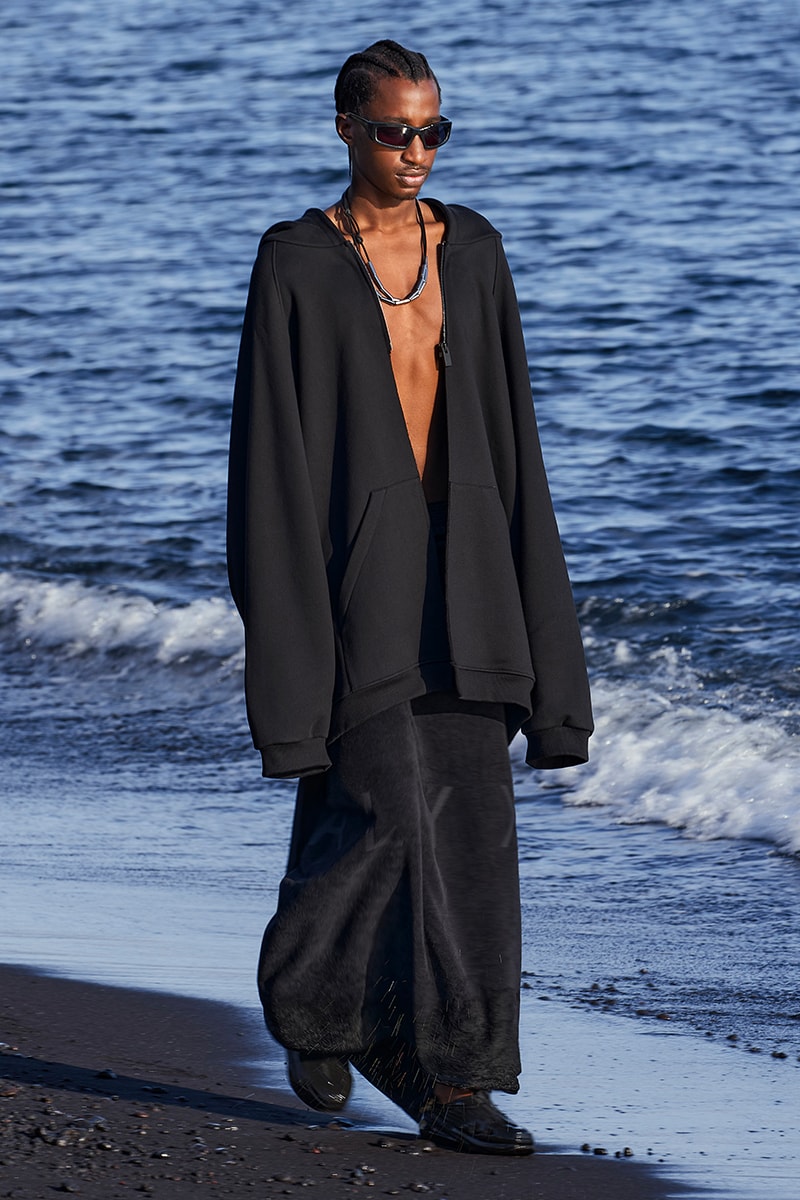 1017 ALYX 9SM Spring Summer 2022 BEYOND Collection Runway Photo Matthew M. Williams