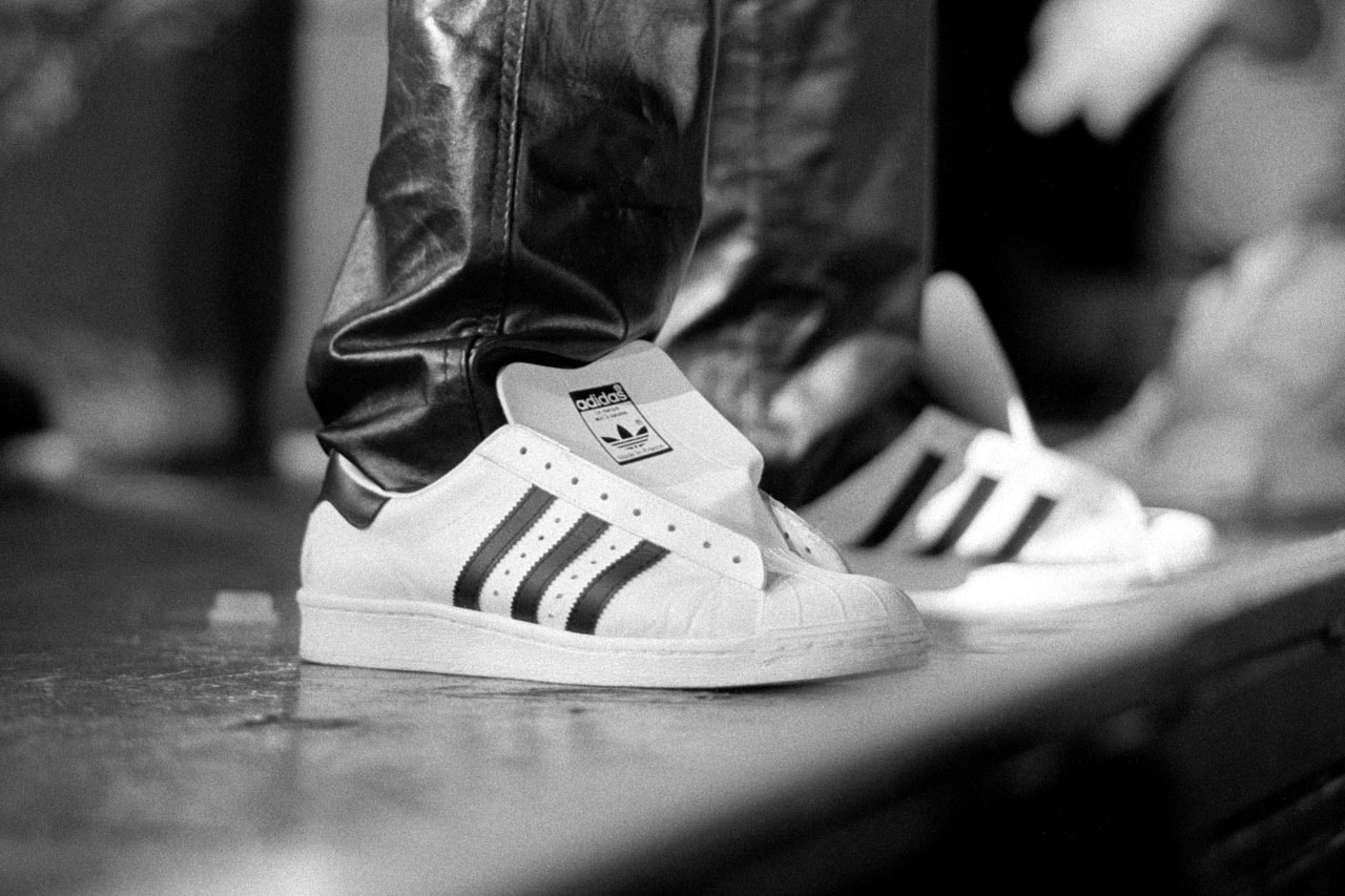 Adidas: the famous brand with three stripes is not distinctive