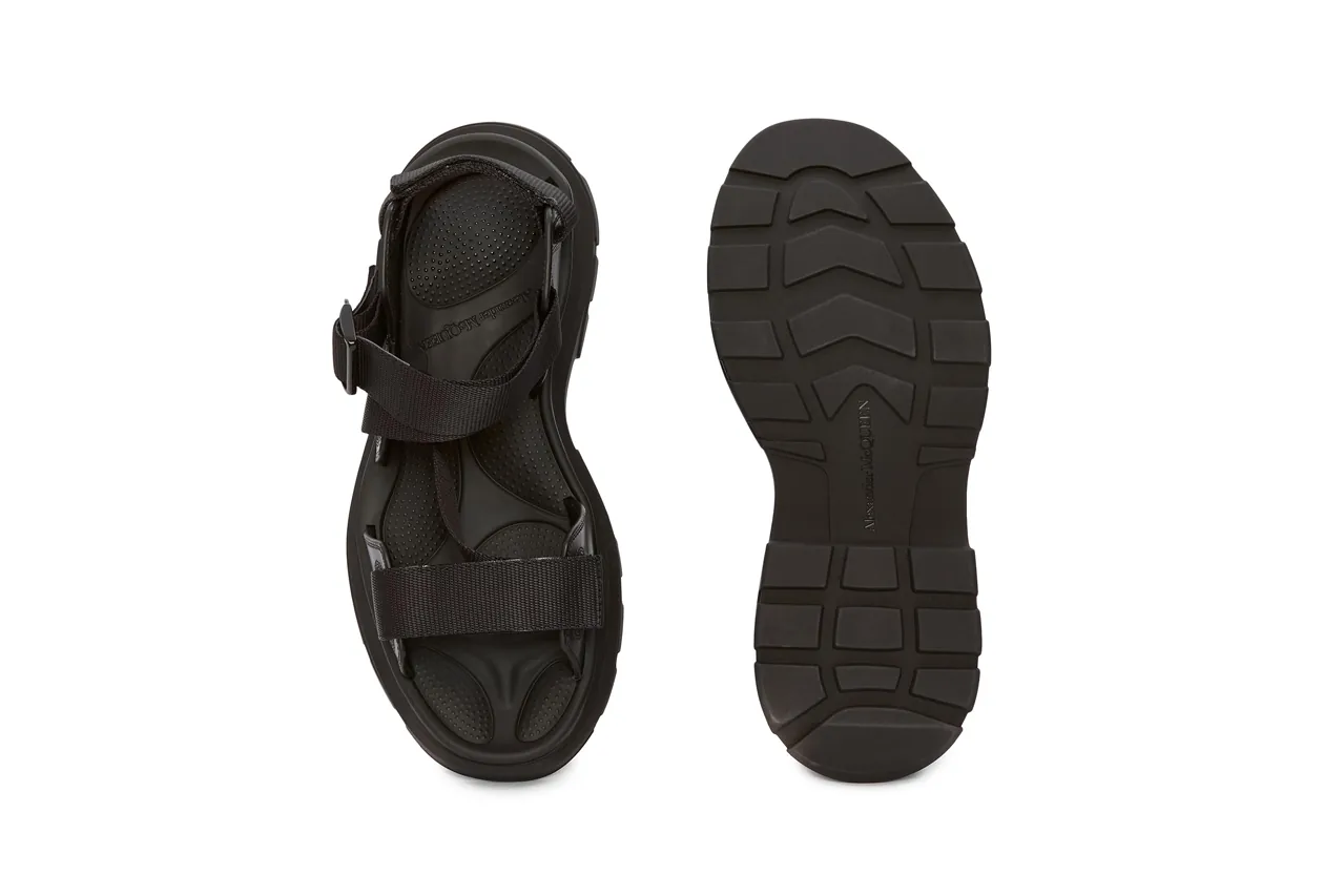 Sandals Alexander McQueen Black size 44 EU in Rubber - 40583342