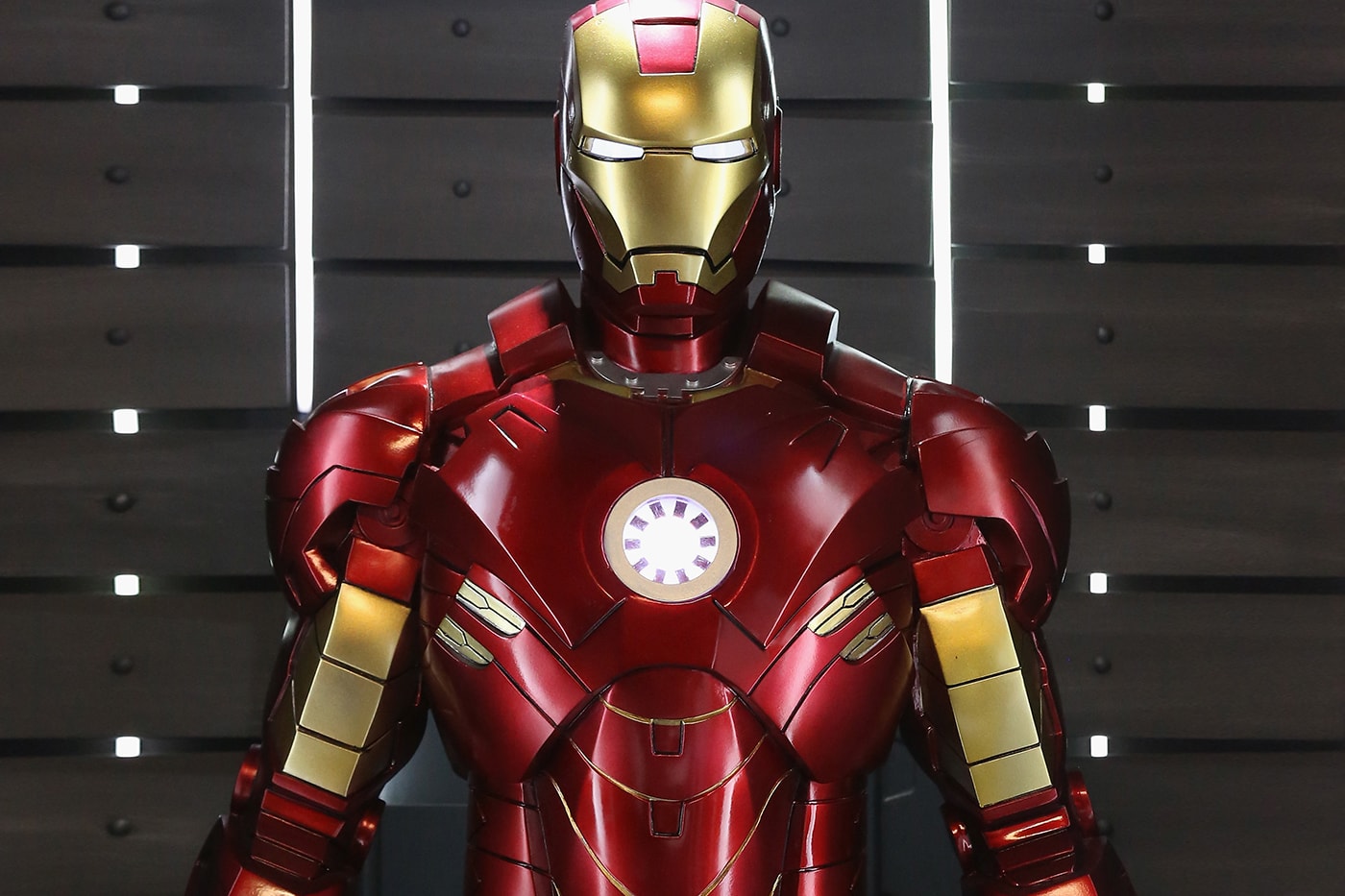 Disneyland Avengers Campus $8,000 USD Life Size Iron Man Staute Collectibles toys gift shop entertainment super heroes 